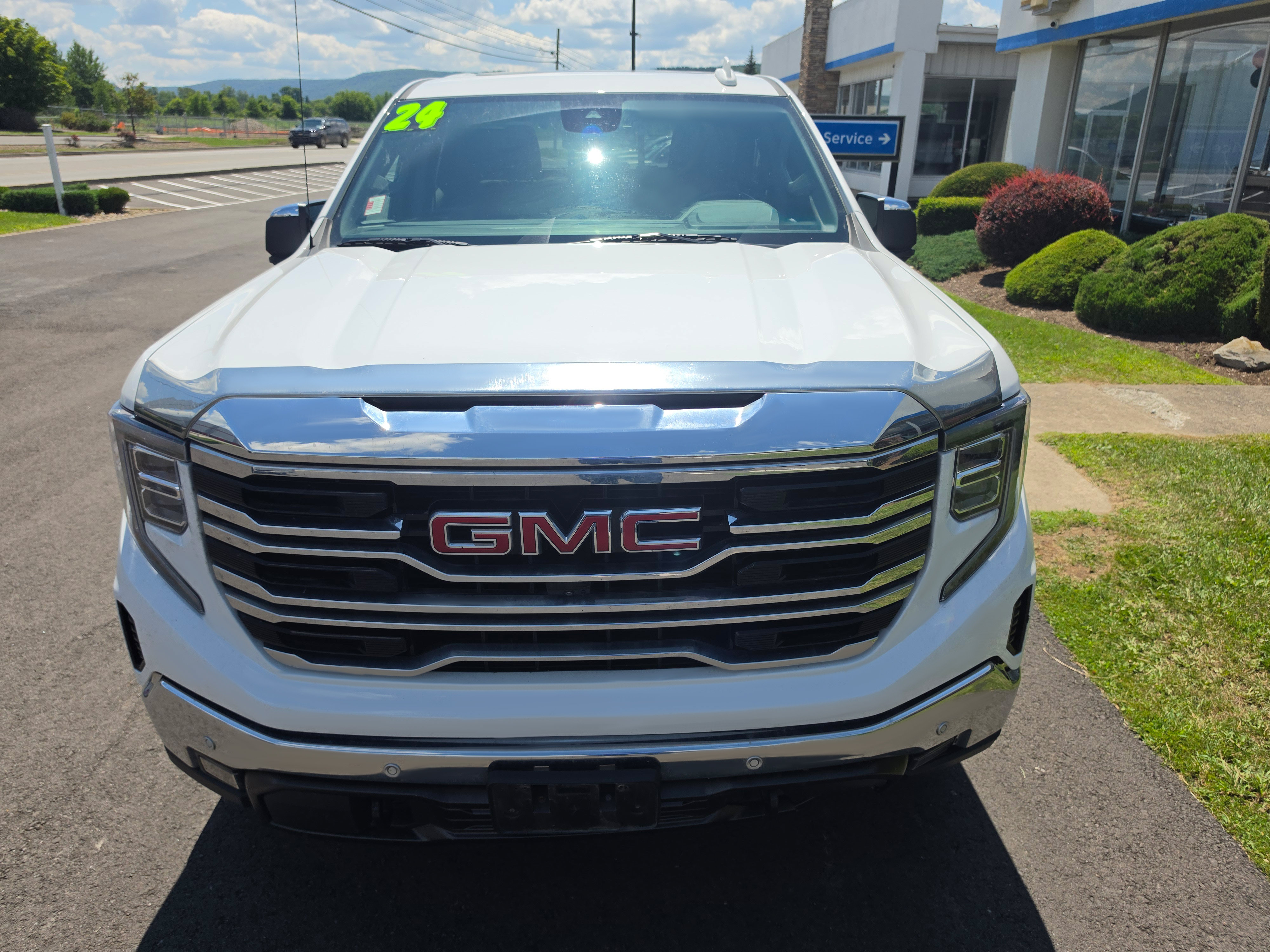 Used 2024 GMC Sierra 1500 SLT w/ SLT Premium Plus Package AWD/4WD image 9