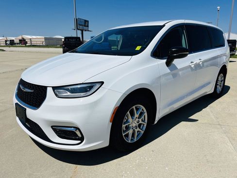 Used 2024 Chrysler Pacifica Touring-L FWD image 35