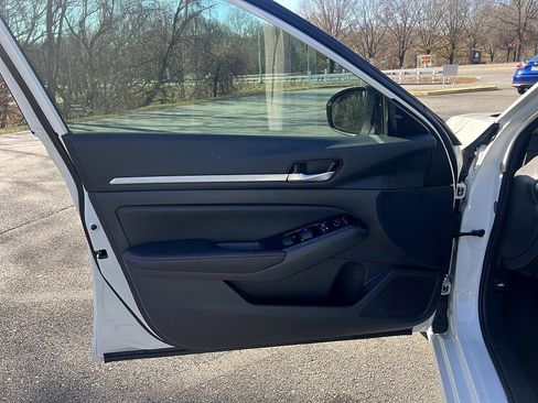 New 2025 Nissan Altima 2.5 SR image 9