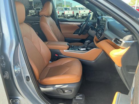 Used 2024 Toyota Highlander Platinum image 19