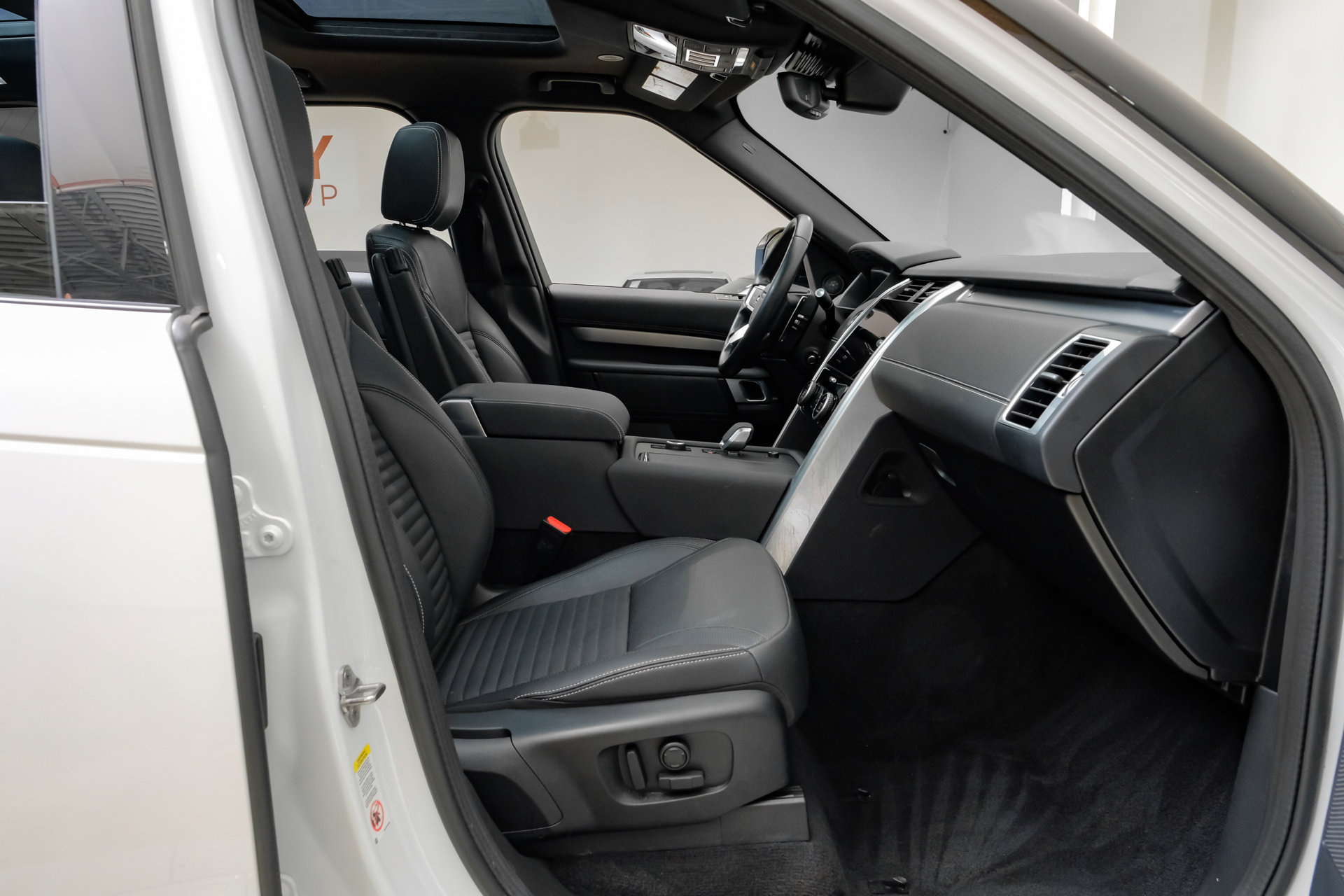 Used 2023 Land Rover Discovery S R-Dynamic AWD/4WD image 37
