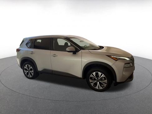 Used 2023 Nissan Rogue SV image 2