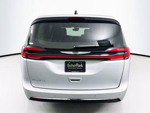 Used 2024 Chrysler Pacifica Touring-L image 7
