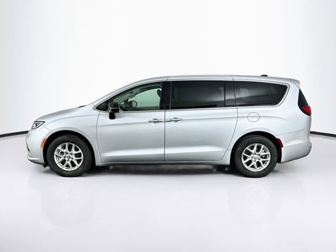 Used 2024 Chrysler Pacifica Touring-L FWD image 4