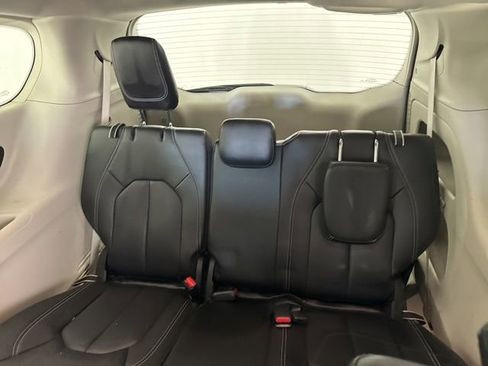 Used 2023 Chrysler Pacifica Touring-L image 27