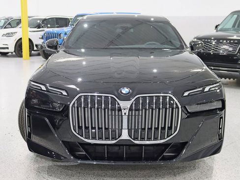 Used 2025 BMW 740i xDrive AWD/4WD image 8