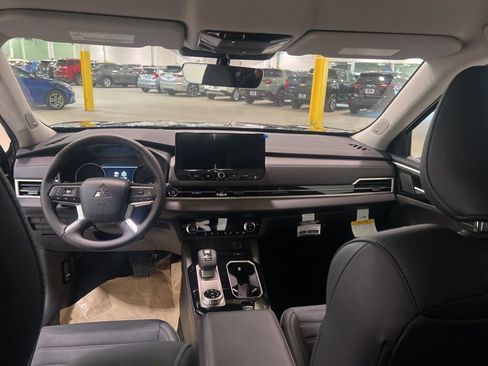 New 2025 Mitsubishi Outlander SE image 16