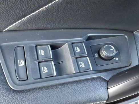 Certified 2022 Volkswagen Tiguan SE R-Line image 11