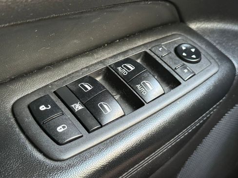 Used 2019 Jeep Grand Cherokee Laredo w/ Laredo X Package image 13