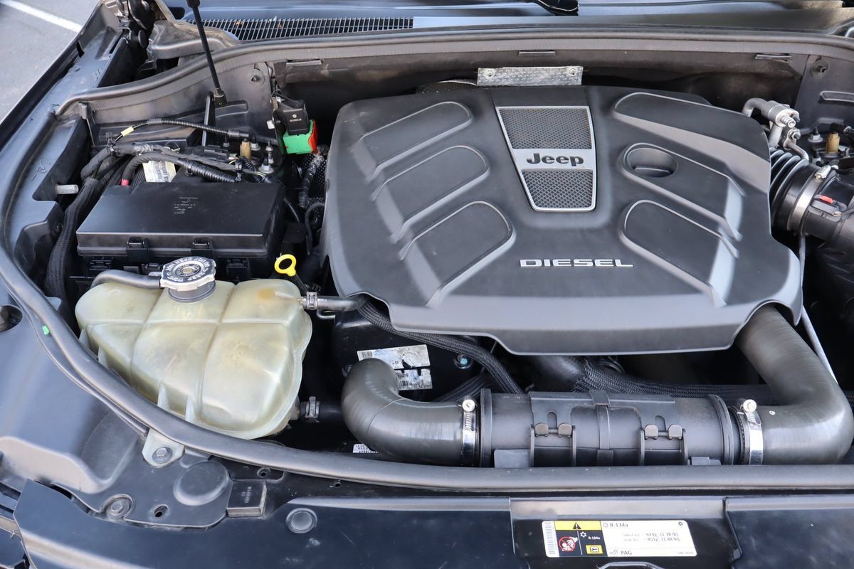 Used 2014 Jeep Grand Cherokee Overland w/ Advanced Technology Group AWD/4WD image 38