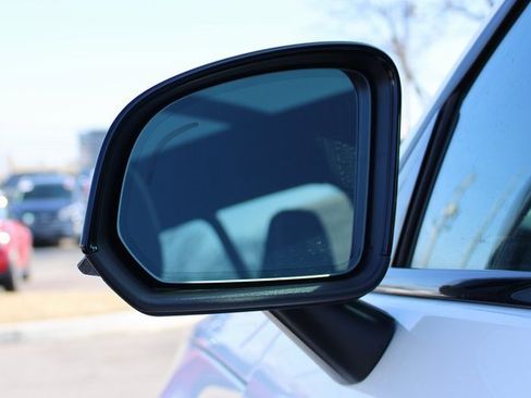 Used 2025 Volvo XC40 B5 Plus image 8