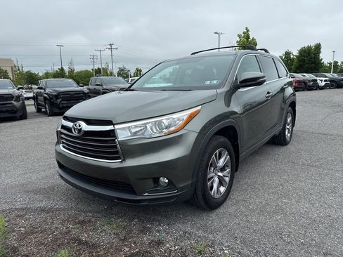 Used 2016 Toyota Highlander Plus AWD/4WD image 2
