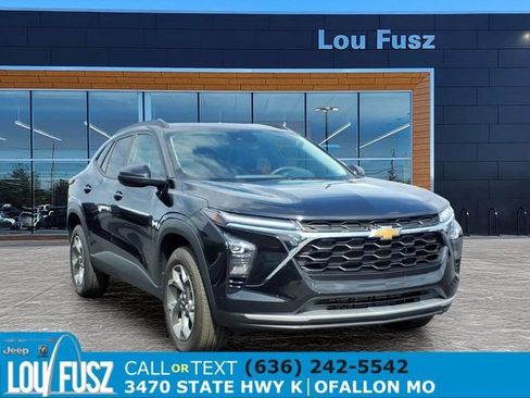 Used 2025 Chevrolet Trax LT FWD image 1