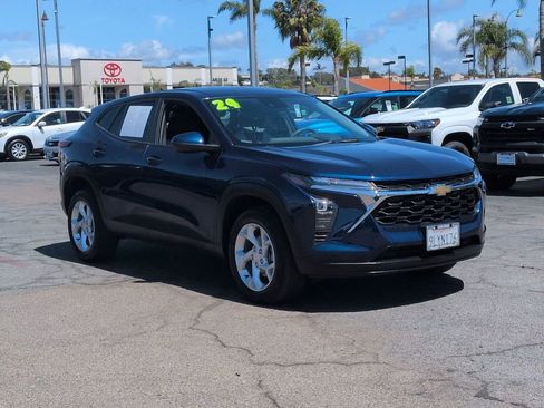Used 2024 Chevrolet Trax LS w/ LS Convenience Package FWD image 2