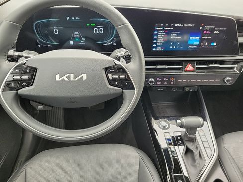 Used 2024 Kia Niro SX image 11