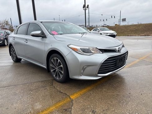 Used 2016 Toyota Avalon Limited image 2