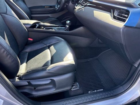 Used 2019 Toyota C-HR XLE FWD image 11
