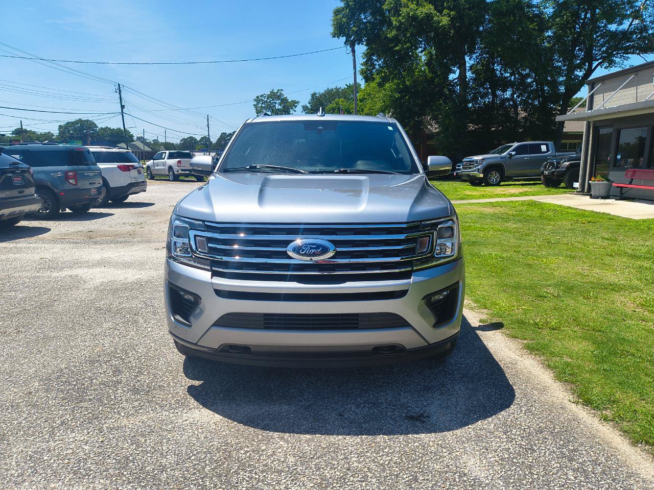 Used 2020 Ford Expedition XLT w/ Equipment Group 202A AWD/4WD image 3