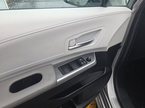 Used 2025 Toyota Sienna XLE image 16