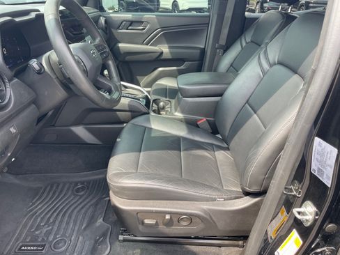 Used 2023 Chevrolet Colorado Trail Boss w/ Technology Package AWD/4WD image 10