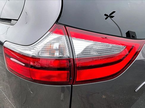 Used 2020 Toyota Sienna LE image 31