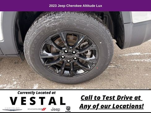 Used 2023 Jeep Cherokee Altitude Lux image 13