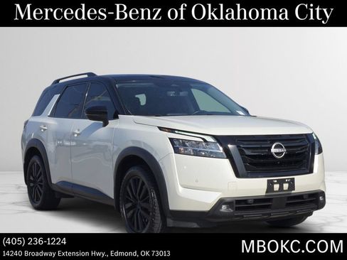Used 2023 Nissan Pathfinder Platinum AWD/4WD image 3