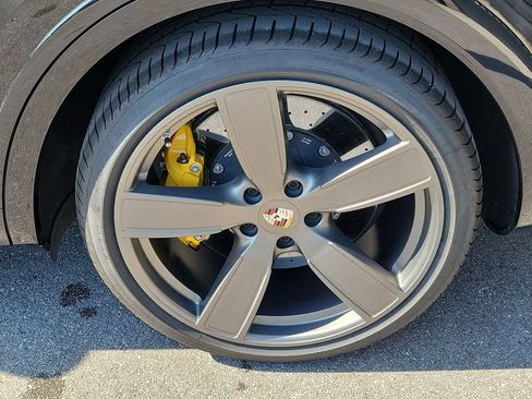 Certified 2021 Porsche Cayenne Turbo AWD/4WD image 11