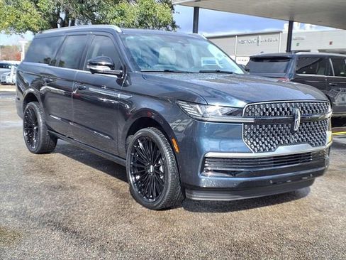 New 2026 Lincoln Navigator L Reserve AWD/4WD image 3