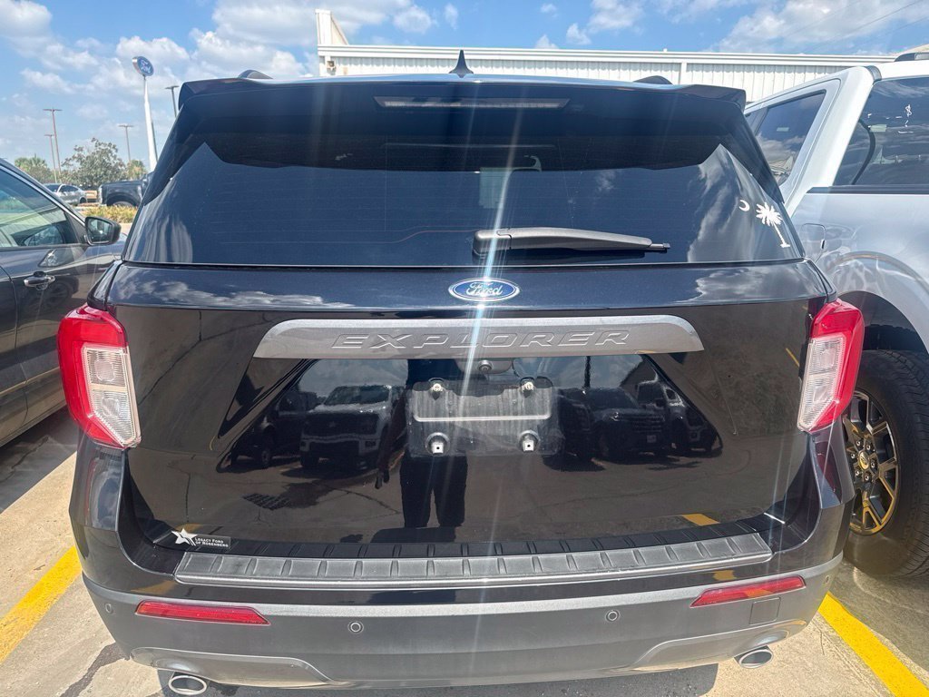 Used 2023 Ford Explorer XLT w/ Equipment Group 202A RWD image 4