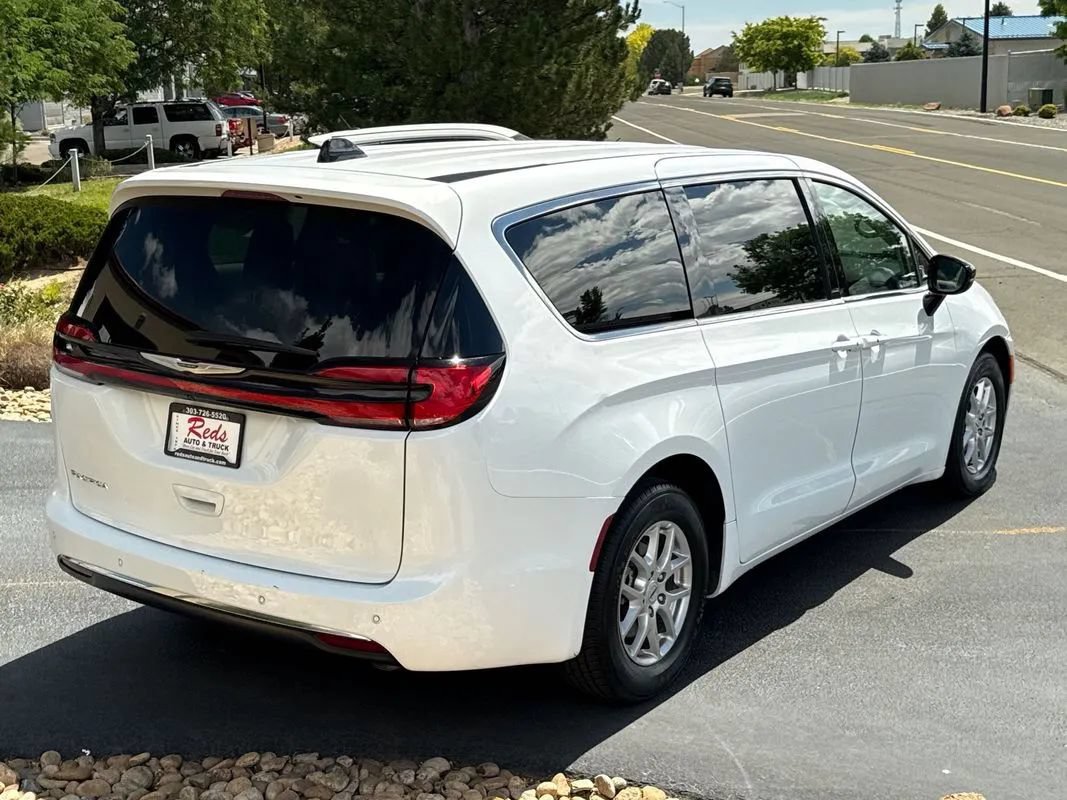 Used 2024 Chrysler Pacifica Touring-L FWD image 46