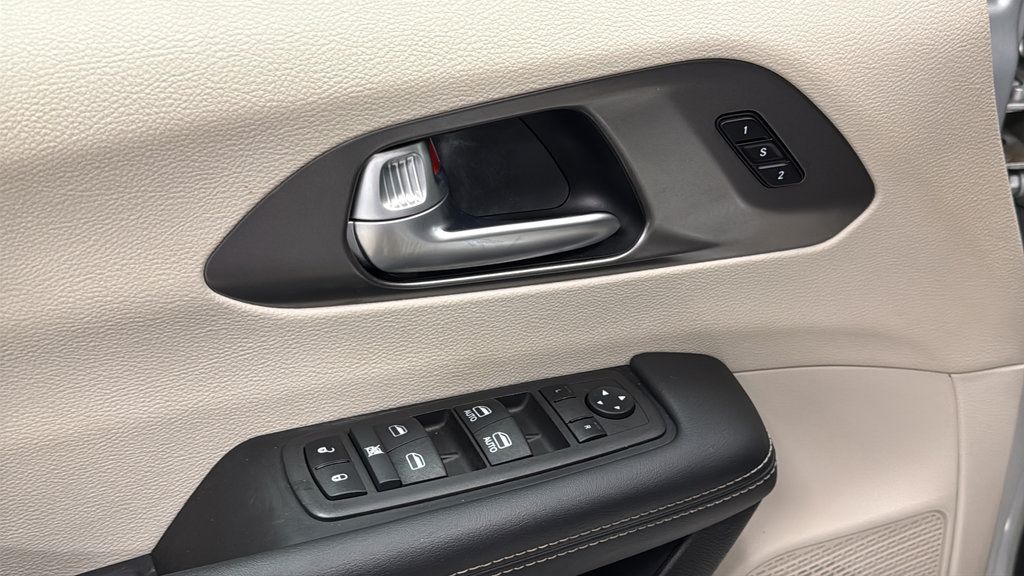 Used 2024 Chrysler Pacifica Touring-L FWD image 21