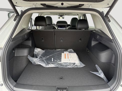 New 2025 Volkswagen Tiguan SE image 11