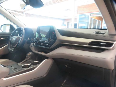 Used 2023 Toyota Highlander XLE FWD image 33
