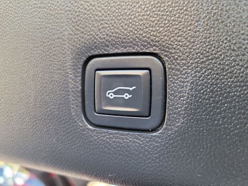 Used 2019 Chevrolet Traverse LT w/ LPO, Black Accent Package image 9