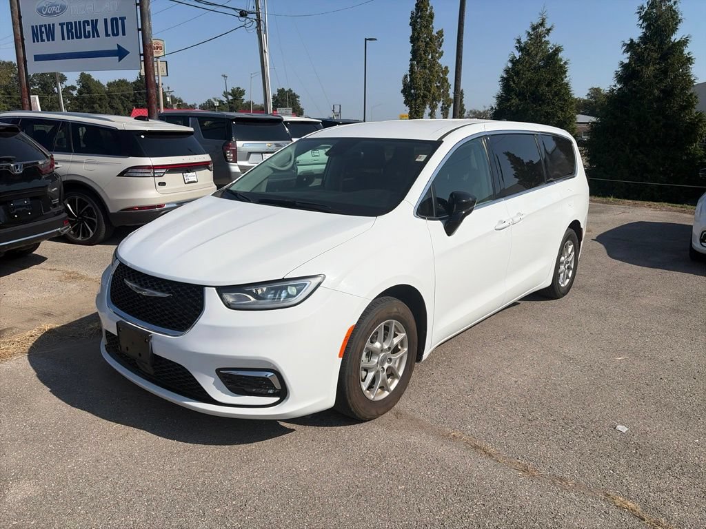 Used 2024 Chrysler Pacifica Touring-L FWD image 2