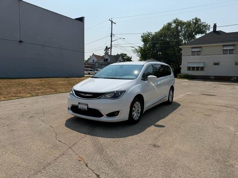 Used 2017 Chrysler Pacifica Touring-L FWD image 3