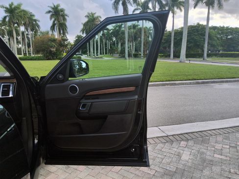 Used 2017 Land Rover Discovery HSE image 36