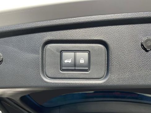 Used 2024 Nissan Pathfinder Platinum image 17