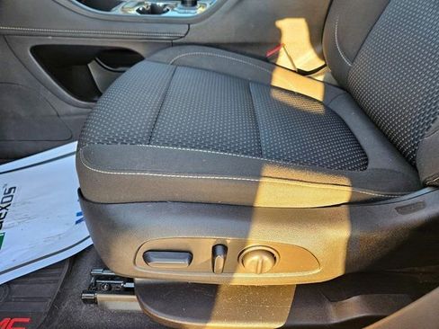 Used 2023 GMC Acadia SLE w/ Driver Convenience Package image 6