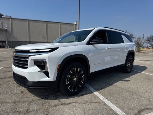 New 2026 Chevrolet Traverse LT w/ Sun and Wheel Package image 2