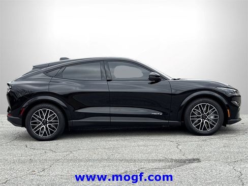 Certified 2025 Ford Mustang Mach-E Premium image 33