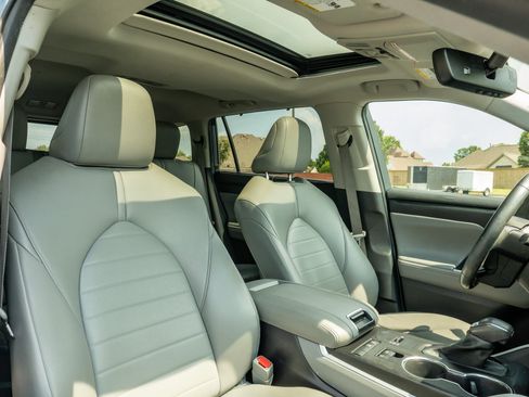 Used 2021 Toyota Highlander XLE FWD image 20