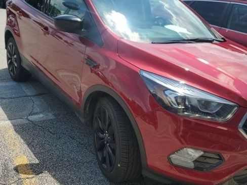 Used 2017 Ford Escape SE w/ SE Sport Appearance Package AWD/4WD image 2