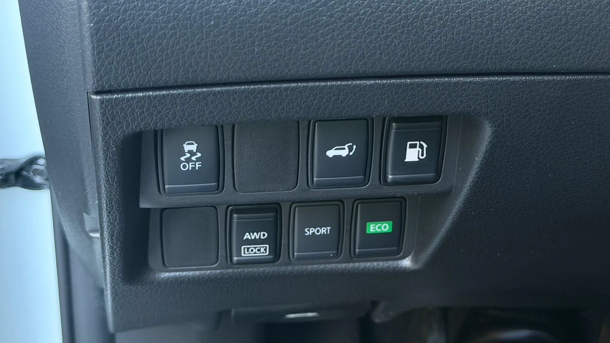 Used 2018 Nissan Rogue SV AWD/4WD image 27