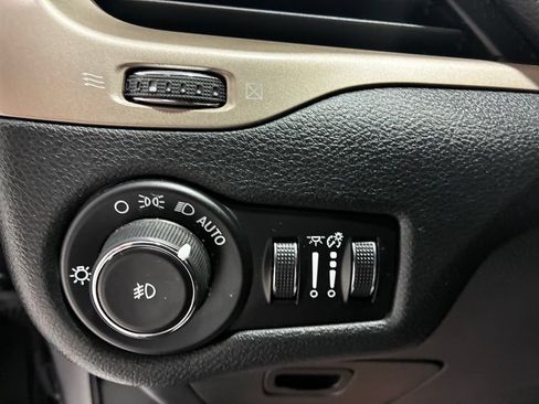 Used 2015 Jeep Cherokee Latitude FWD image 13