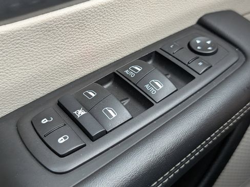Used 2024 Chrysler Pacifica Touring-L FWD image 21