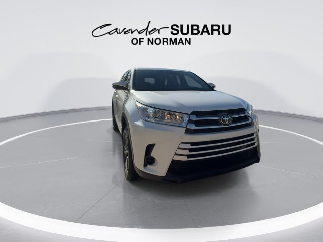 Used 2019 Toyota Highlander LE FWD image 3