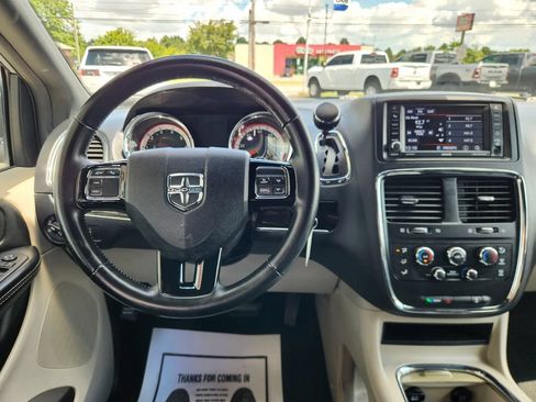 Used 2018 Dodge Grand Caravan SXT FWD image 19