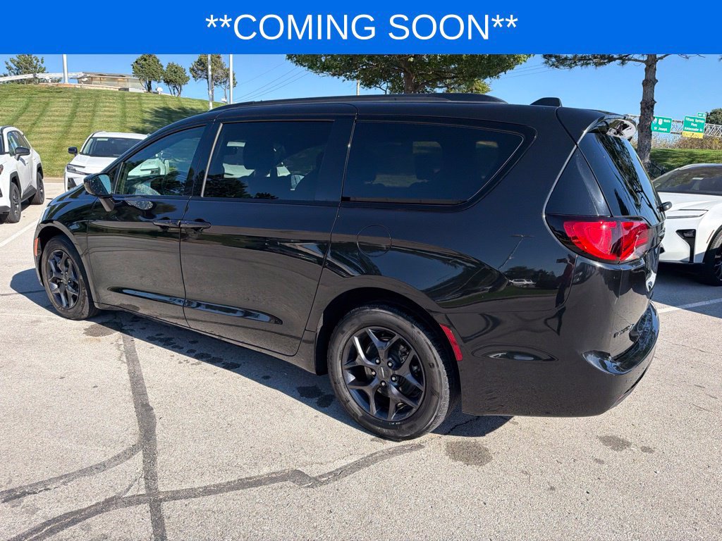 Used 2018 Chrysler Pacifica Touring-L w/ S Appearance Package FWD image 9